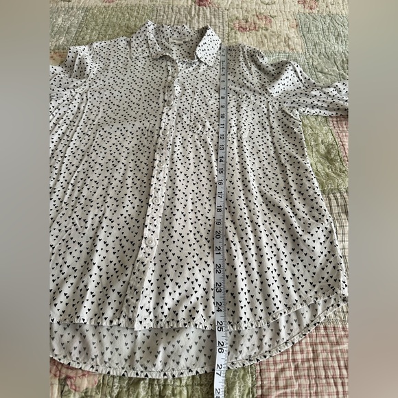 Beachlunchlounge White Top with Black Hearts - Picture 9 of 9